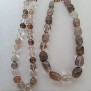 一手兩條天然髮晶頸鏈.一條12mm圓，另一條約15x20mm蛋形，約16吋。清貨兩條共售300...