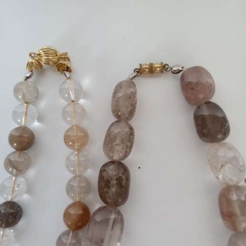 一手兩條天然髮晶頸鏈.一條12mm圓，另一條約15x20mm蛋形，約16吋。清貨兩條共售300...