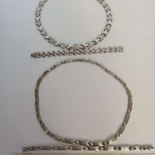 一手兩套不銹鋼頸鏈加手串，共售200元。清貨不計成本歡迎出價。no.B13.3.26