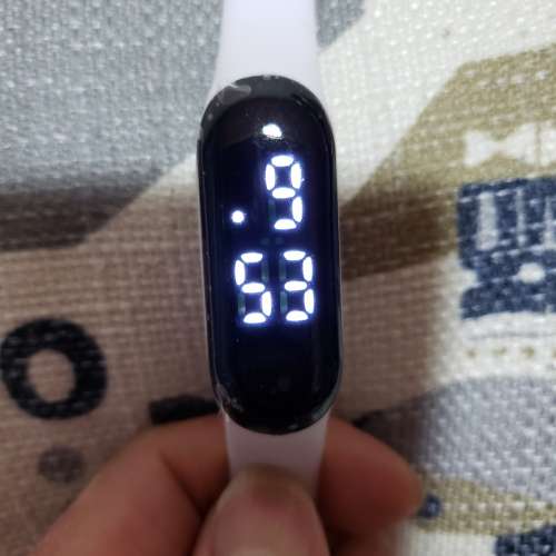 時鐘手帶一隻 時分秒 日月 全新  旺角道或屯門良景邨取