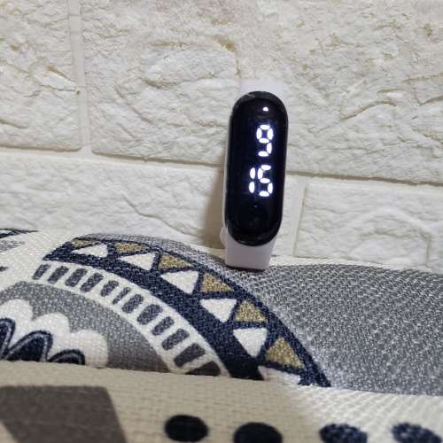 時鐘手帶一隻 時分秒 日月 全新  旺角道或屯門良景邨取