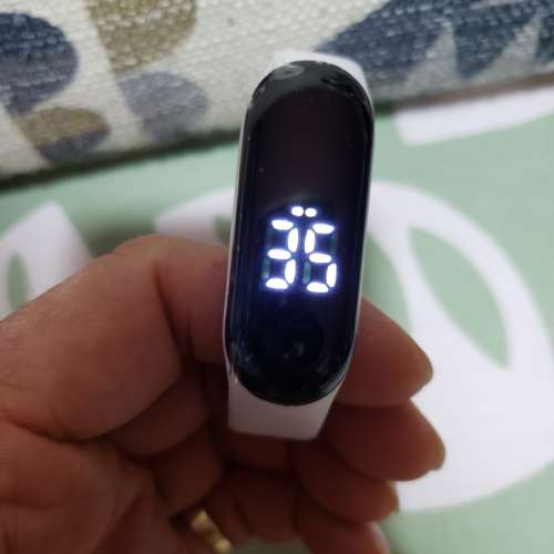 時鐘手帶一隻 時分秒 日月 全新  旺角道或屯門良景邨取