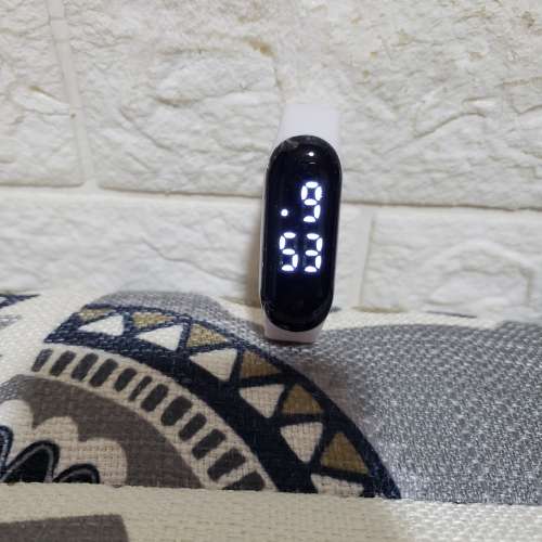 時鐘手帶一隻 時分秒 日月 全新  旺角道或屯門良景邨取