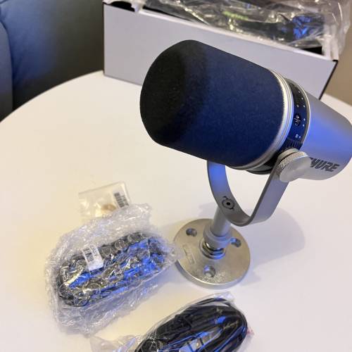 Shure MV7 Podcast Microhone （連座枱架）
