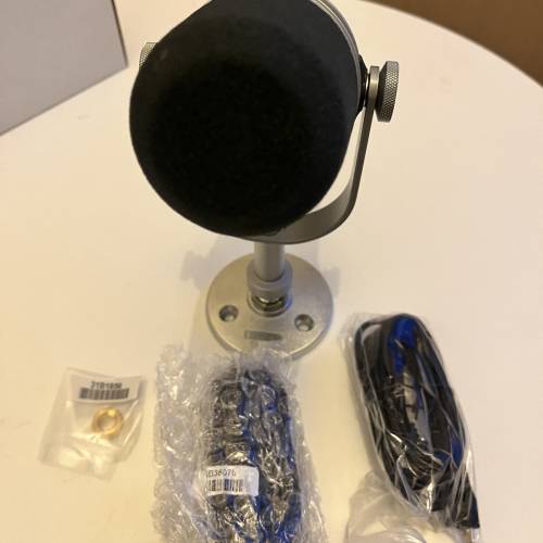Shure MV7 Podcast Microhone （連座枱架）