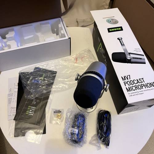 Shure MV7 Podcast Microhone （連座枱架）