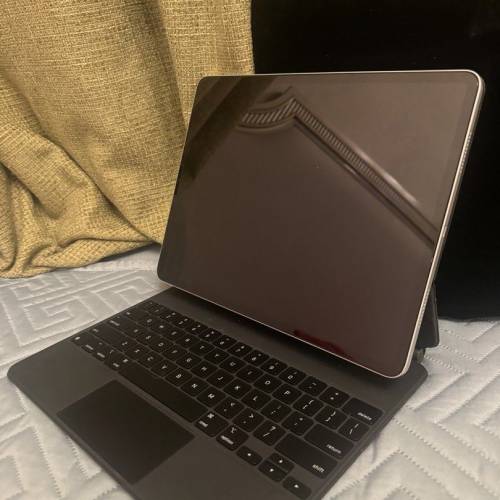 苹果 iPad Pro M1 12.9 英寸，配备妙控键盘，99% 新，含 Apple Pencil 2