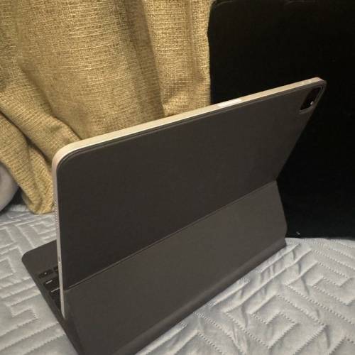 苹果 iPad Pro M1 12.9 英寸，配备妙控键盘，99% 新，含 Apple Pencil 2