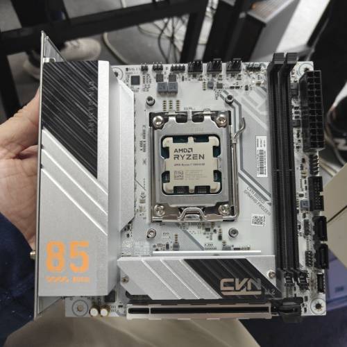 AMD Ryzen 7 7800X3D + CVN B850I GAMING FROZEN ITX