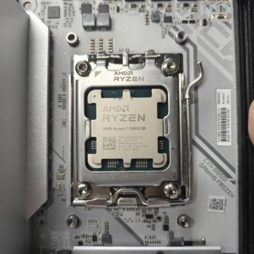 AMD Ryzen 7 7800X3D + CVN B850I GAMING FROZEN ITX