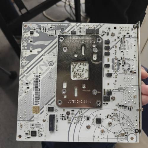 AMD Ryzen 7 7800X3D + CVN B850I GAMING FROZEN ITX