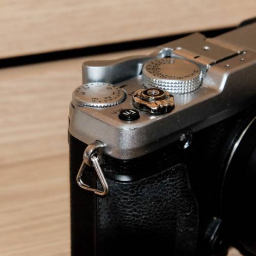Fujifilm X-E2 + 配件（可連 XC 15-45 鏡）