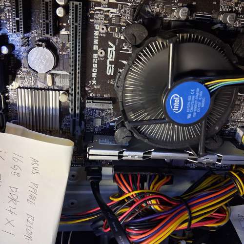 asus b250m-k連背板 + i5 7400連散熱風扇,可另加錢買ddr4 16GB/M.2/SSD/