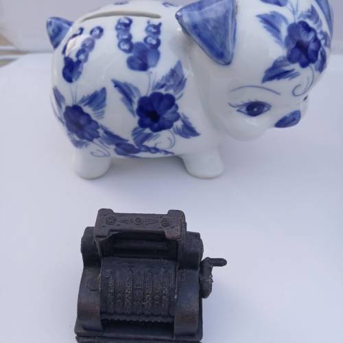 一手五件懷舊貨品 ,瓷豬仔錢罌， 金屬收銀機模型， 及三個古瓷公仔， 全部五件共 ...