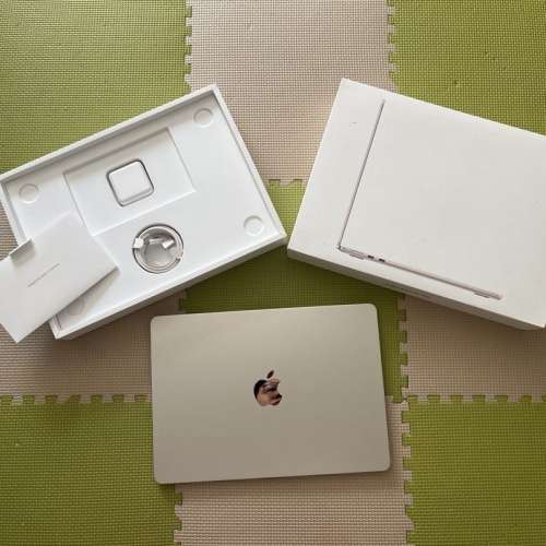 Apple MacBook Air M4 13 inch 24GB RAM / 500GB SSD / Silver / 95% new