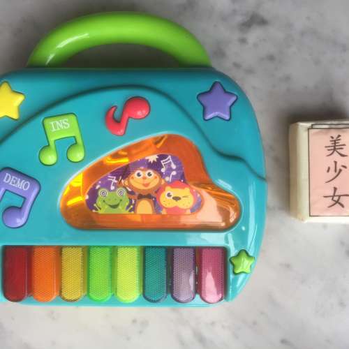 $50 90%新 嬰兒 寶寶 2合1 學習電話 及 電子鋼琴 有光 會閃 有歌曲 有音效