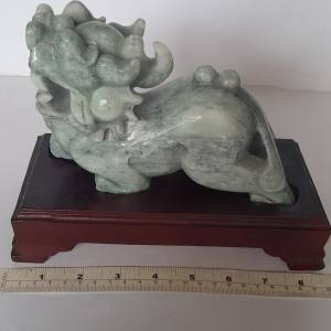 翡翠A玉七寸貔貅，凈重約1.5公斤，連特製陳列木座，鎮府/店之寶，原價3600元,現清貨...