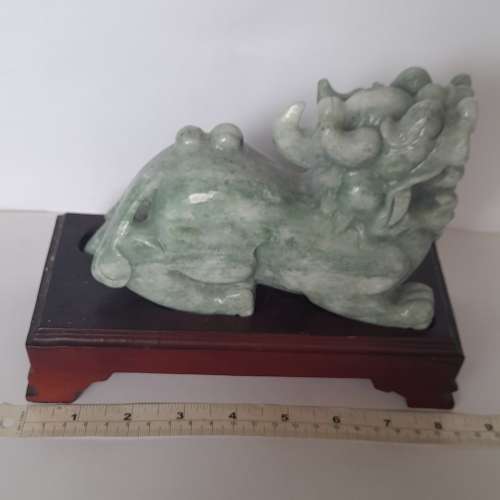 翡翠A玉七寸貔貅，凈重約1.5公斤，連特製陳列木座，鎮府/店之寶，原價3600元,現清貨...