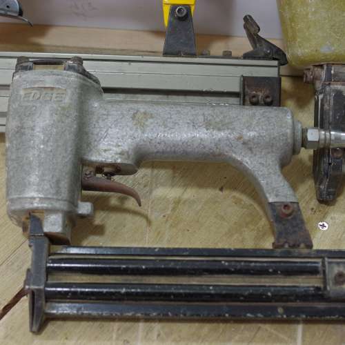 2"針槍2支. 1 1/4"針槍1支.