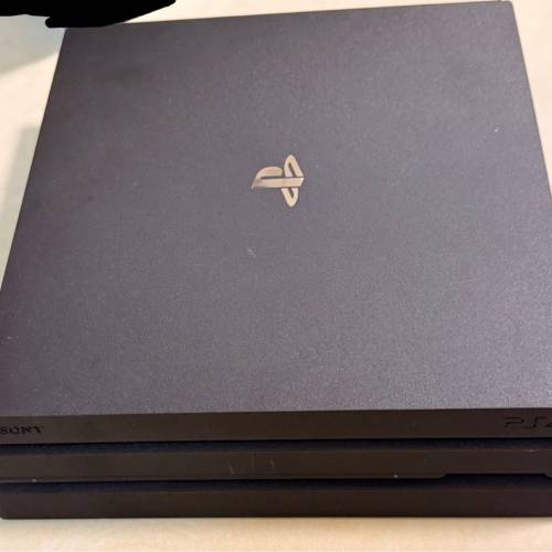 PS4 pro 1tb + 2 games同手掣