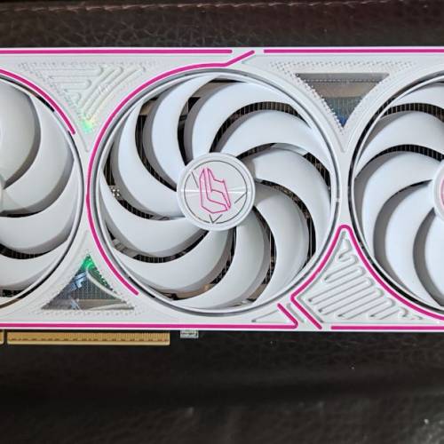 Colorful iGame GeForce RTX 5060 Ti Ultra W OC 8GB 一張