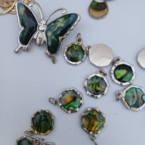 清理存貨， 數 十件 藍貝殼吊墜 加上20條銅頸鏈 如照片顯示全部共售 三百元。 no. ...