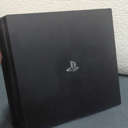 Ps4 pro 跟兩手制， 一散熱加充電底座
