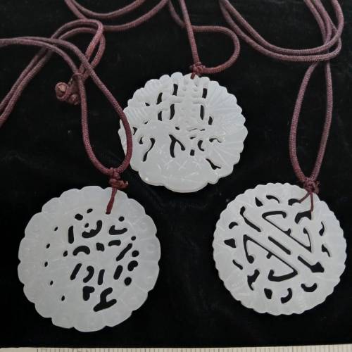 一手三個大約50x4mm 白玉吊墜, 共售150元。n.o.D2.3.26