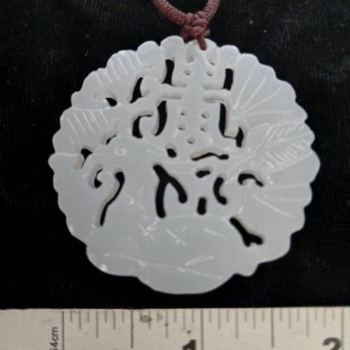 一手三個大約50x4mm 白玉吊墜, 共售150元。n.o.D2.3.26