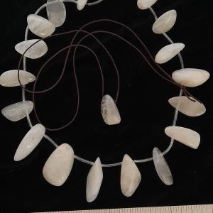 一手二十粒天然月亮寶石moonstone.全部打磨圓滑，可作diy頸鏈/吊墜。清貨二十粒共售...