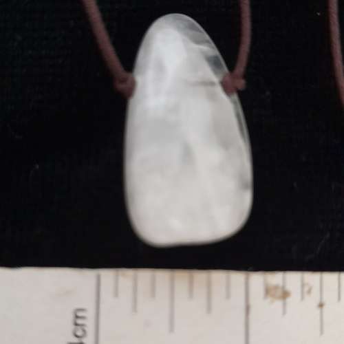 一手二十粒天然月亮寶石moonstone.全部打磨圓滑，可作diy頸鏈/吊墜。清貨二十粒共售...