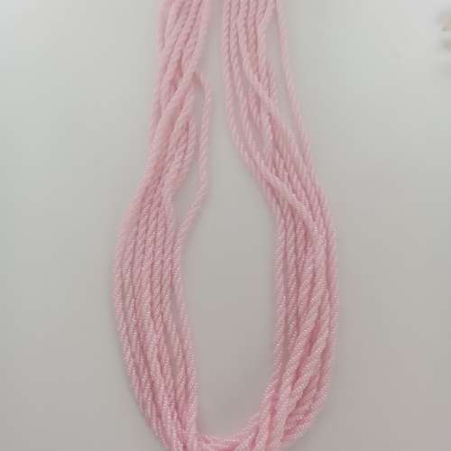 2mm玻璃珠仔，3行扭成廿二寸長頸鏈，古舊勞工密集工藝品，相信現今付數百元都好難搵...