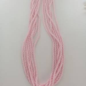 2mm玻璃珠仔，3行扭成廿二寸長頸鏈，古舊勞工密集工藝品，相信現今付數百元都好難搵...