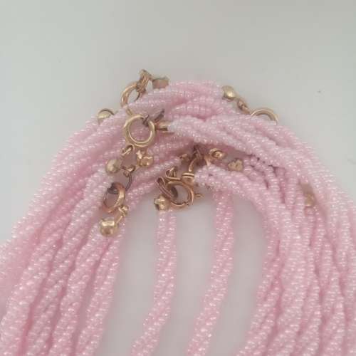 2mm玻璃珠仔，3行扭成廿二寸長頸鏈，古舊勞工密集工藝品，相信現今付數百元都好難搵...