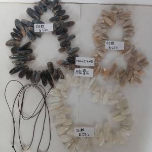 月亮寶石moonstone  特價出售每粒十元 粒粒打磨光滑, 打孔錢都未能收回， 可做diy吊...