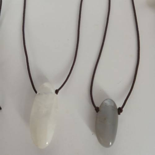 月亮寶石moonstone  特價出售每粒十元 粒粒打磨光滑, 打孔錢都未能收回， 可做diy吊...