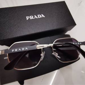 Prada 太陽眼鏡