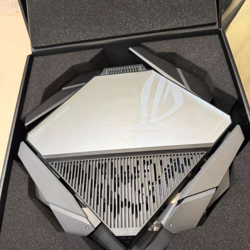 Asus ROG GT-AXE16000 WiFi6E router