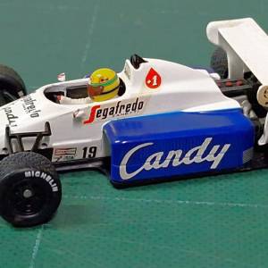 Toleman TG184 一級方程式賽車的模型車，這款賽車在 1984 年賽季中由傳奇車手 Ayrt...