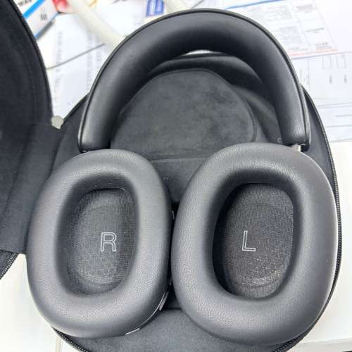 Bowers & Wilkins PX8