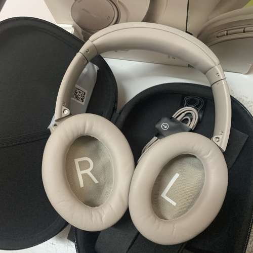99%New Bose QuietComfort Headphones Sandstone
