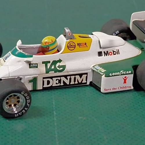 一輛 Williams FW08C Ford 一級方程式賽車的模型。 
這輛特定塗裝的賽車與傳奇車手...