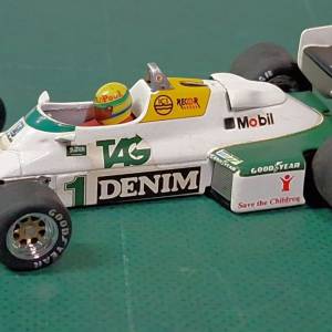 一輛 Williams FW08C Ford 一級方程式賽車的模型。 
這輛特定塗裝的賽車與傳奇車手...