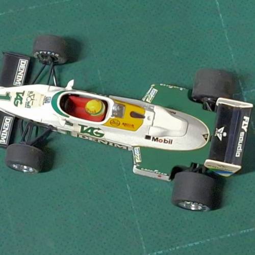 一輛 Williams FW08C Ford 一級方程式賽車的模型。 
這輛特定塗裝的賽車與傳奇車手...