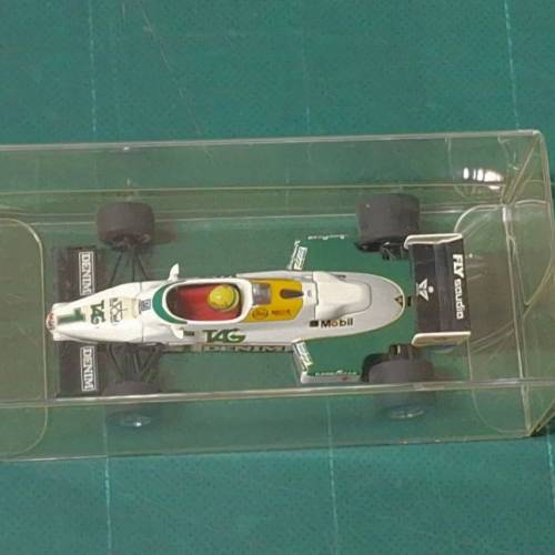 一輛 Williams FW08C Ford 一級方程式賽車的模型。 
這輛特定塗裝的賽車與傳奇車手...