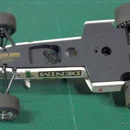 一輛 Williams FW08C Ford 一級方程式賽車的模型。 
這輛特定塗裝的賽車與傳奇車手...