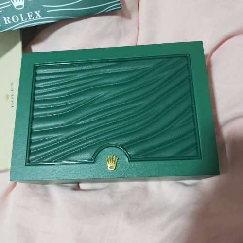 Rolex  Clean 錶盒連綠牌紙袋一套。全新。