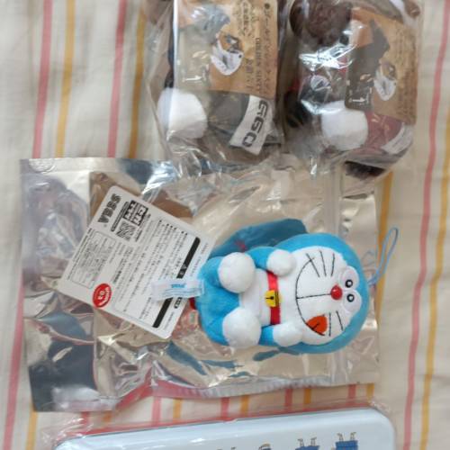 圖中四件全所售$100///兩件日本版，兩隻馬仔港版，（鑽石山至佐敦mtr交收）！thanks