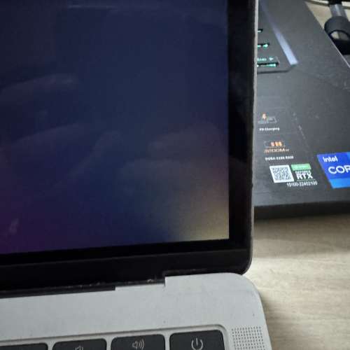 Apple mac book pro a1708 8g 128ssd成色差，屏幕有漏光但正常能使用，成色差，所以...