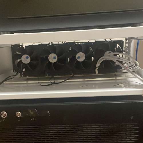 Nvidia Tesla V100 16GB x 4 (64GB)